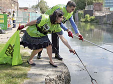 Kirstie Allsopp removes litter in King&rsquo;s Cross