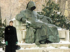 Dr Rebecca Haynes beside the Anonymous Chronicler in Budapest