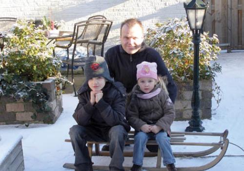 Mike Kleinlugtebeld with his children in Holland