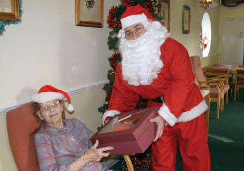 The New Journal’s Santa drops in on 91-year-old Elizabeth Smith