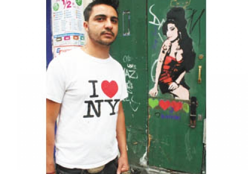 Jean Siqueira with the now-removed Amy Winehouse graffito