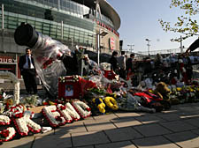 Dainton's funeral, The scene outside the Emirates Stadium