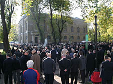 Dainton's funeral, crowd of mourners