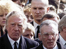 Charlie (left) and Reggie Kray at Ronnie&rsquo;s funeral &ndash; with Steve Wraith in the background