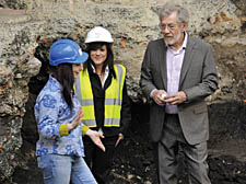 Sir Ian McKellen, the Museum of London&rsquo;s Taryn Nixon (centre) and archeologist Heather Knight at the dig. Picture: Museum of London Archaeology