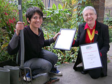 Juana Roa Torres receiving Award 