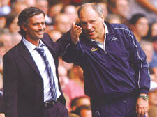Martin Jol (right) on the touchline with former Chelsea boss Jose Mourinho 