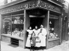 Kahn & Botsman's salt beef shop, 1914. Photo courtesy of the Jewish Museum, London