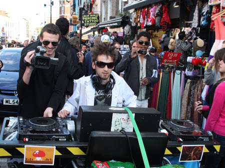 CAMDEN CRAWL 2009: Mystery unaccredited DJ ploughs through Camden High Street prior to his impromptu rave outside The Enterprise 