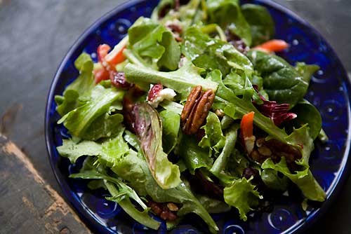 Goat&rsquo;s cheese salad with honey and lavender dressing