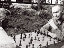 Benjamin and Brecht (right) playing chess 