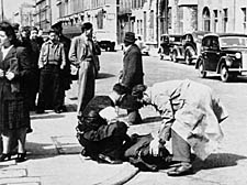 Antiquis lies dead on the pavement after being shot in Charlotte Street, Fitzrovia in 1947 