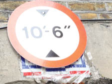 The height restriction sign placed over the tile