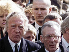 Charlie (left) and Reggie Kray at Ronnie’s funeral – with Steve Wraith in the background